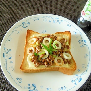 【中華ごま】ちくわと納豆の中華ごまチーズトースト♪